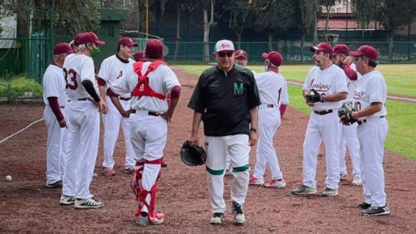 AMLO acusa "cachirules" en su juego de béisbol contra el IMSS
