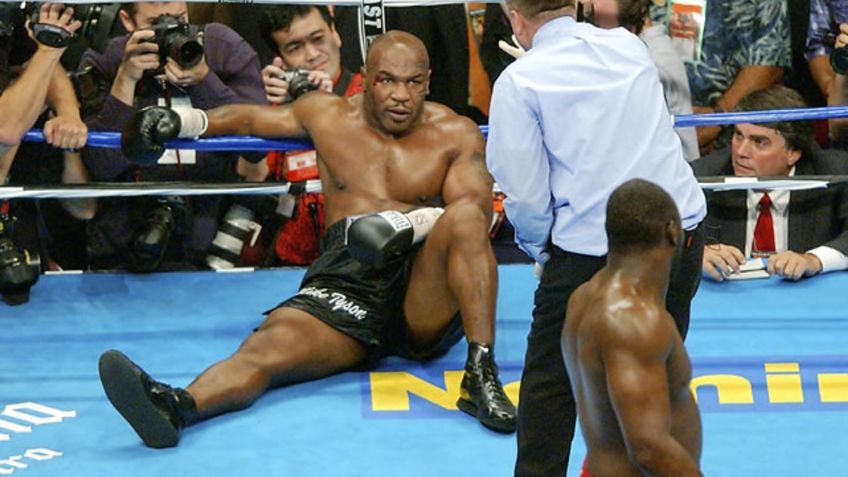 Le propinó un brutal nocaut a Mike Tyson y hoy con más de 50 años hace peleas DE BAR