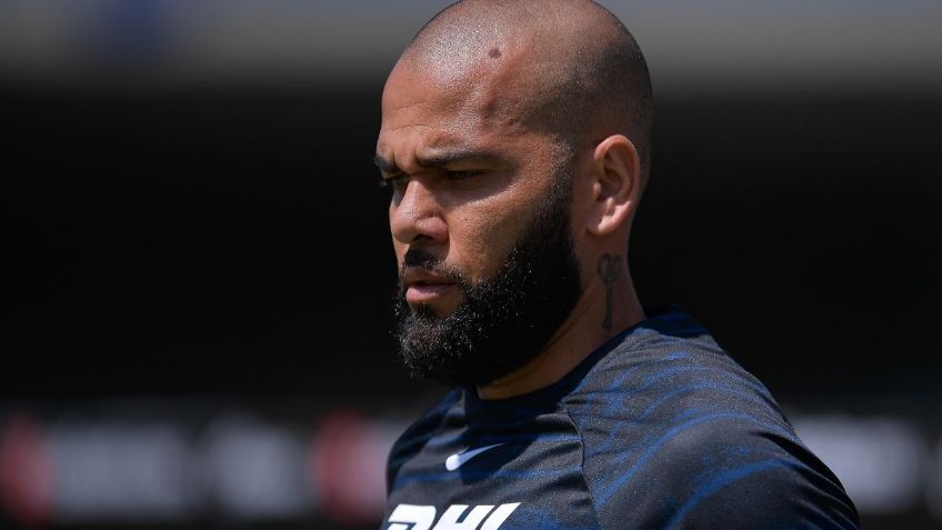 Dani Alves rinde homenaje a Jorge Campos con los Pumas