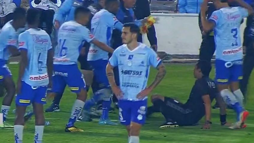 Entrenador de porteros enloquece y golpea a un árbitro en Ecuador | VIDEO VIRAL