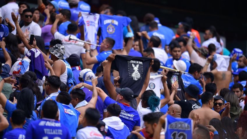 ¡No para la violencia! Aficionado del Querétaro es agredido por fans de Cruz Azul (VIDEO VIRAL)