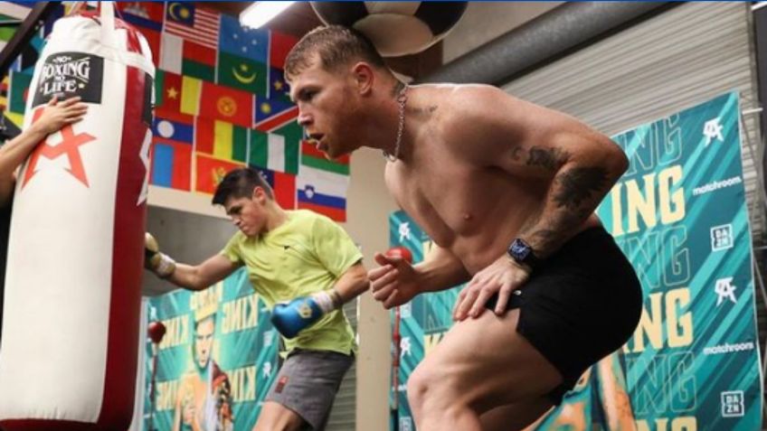 Canelo Álvarez es sorprendido por los golpes de su pequeño hijo en entrenamiento | VIDEO