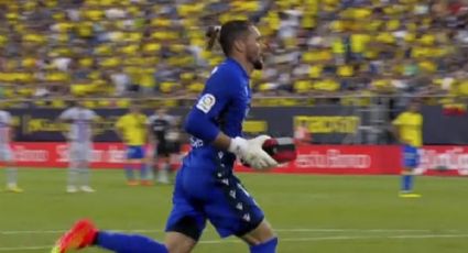 VIDEO: Mujer lucha por su vida en el Cádiz vs Barcelona; jugador le lleva desfribilador