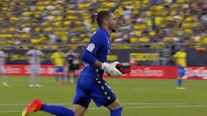 VIDEO: Mujer lucha por su vida en el Cádiz vs Barcelona; jugador le lleva desfribilador