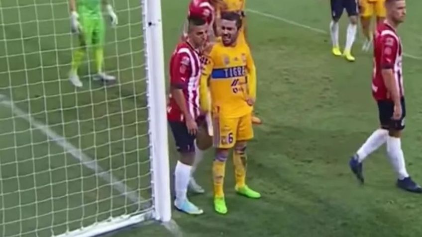 ¡Esa mano! El toque de Juan Pablo Vigón al Piojo Alvarado que se volvió viral | VIDEO