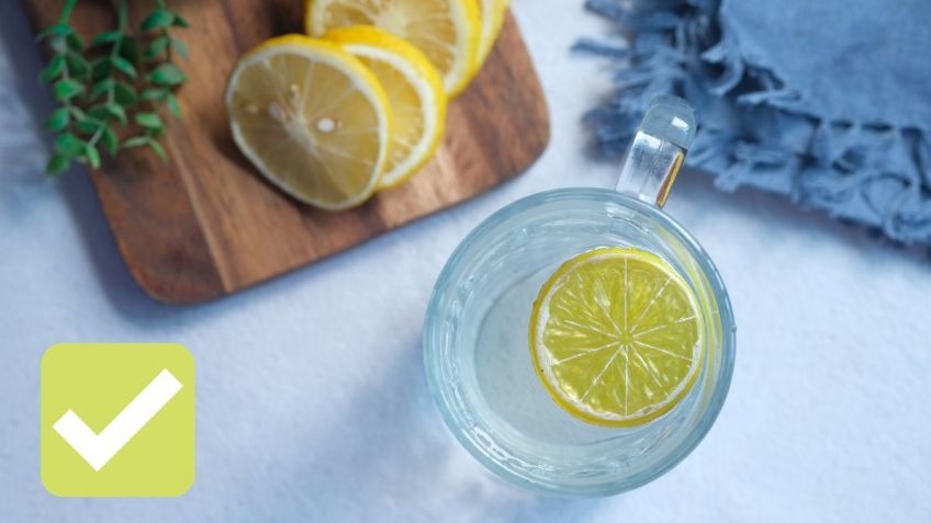 ¿Cuáles son los beneficios de tomar agua tibia con limón en ayunas?