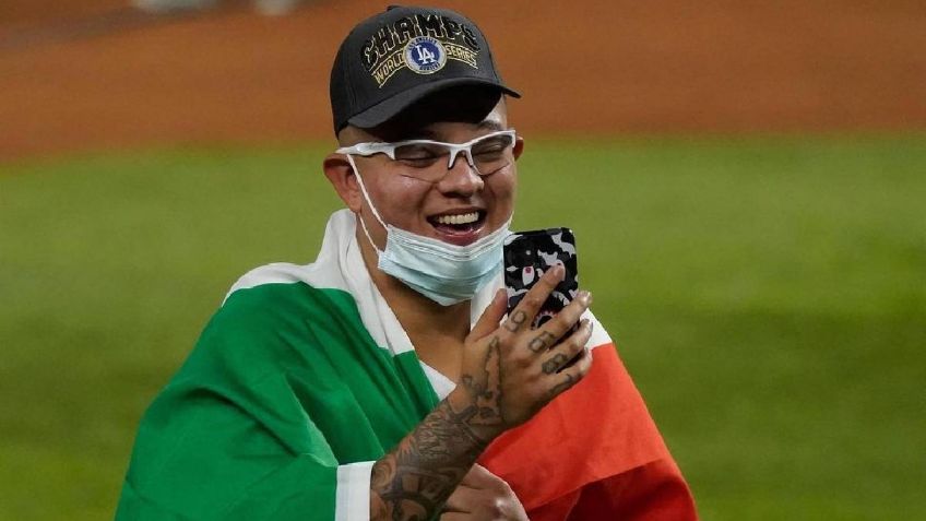 Julio Urías lanza PEDRADA al futbol previo al Clásico Mundial de Béisbol