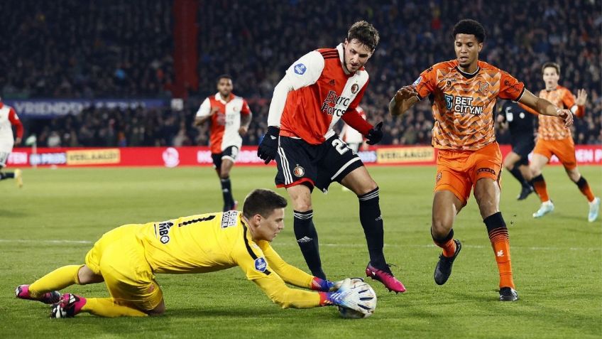 ¡Nada lo detiene! Santi Giménez vuelve de lesión y anota GOLAZO al Volendam (VIDEO)