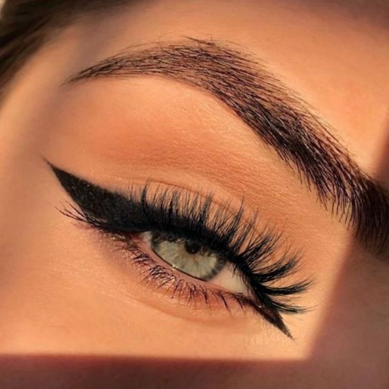 Eyeliner winged