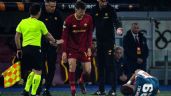 ¡Un asco! Santiago Giménez sufre AGRESIÓN del auxiliar de Mourinho en el Roma vs Feyenoord (VIDEO)