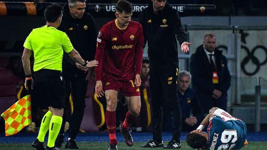 ¡Un asco! Santiago Giménez sufre AGRESIÓN del auxiliar de Mourinho en el Roma vs Feyenoord (VIDEO)