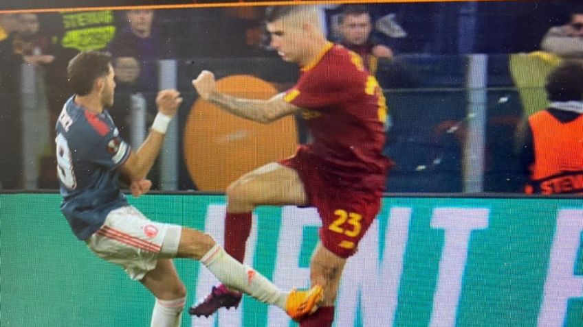 VIDEO: Santiago Giménez propina BRUTAL patada y se va expulsado en la Europa League