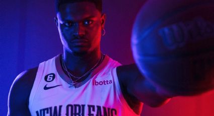 Se tatúa nombre de ZION WILLIAMSON tras amenazarlo con VIDEOS SEXUALES