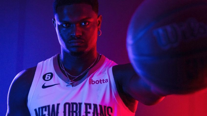 Se tatúa nombre de ZION WILLIAMSON tras amenazarlo con VIDEOS SEXUALES