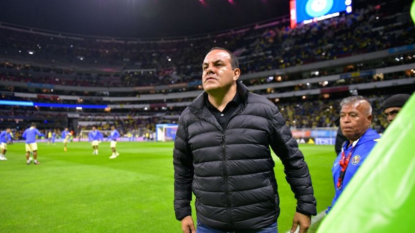 ¿Qué? Cuauhtémoc Blanco autografió tanga de aficionada en Guadalajara (VIDEO)