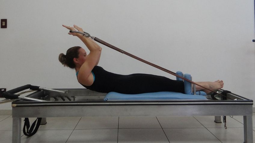 5 ejercicios de pilates para fortalecer tus brazos y eliminar las alas de murciélago
