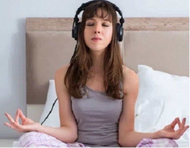 Medita o escucha música relajante antes de dormir.