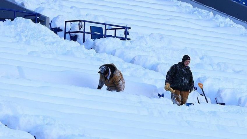 Steelers vs Bills: así se divierten los fans quitando la nieve para que se dispute el partido | VIDEO
