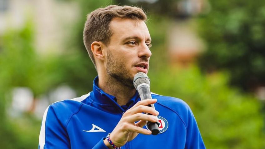 Martín Anselmi rompe en llanto tras recibir serenata de fanáticos del Cruz Azul