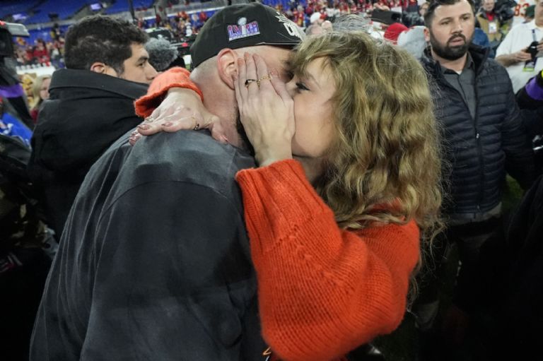 Taylor Swift y Travis Kelce, la pareja del momento. Especial / AP