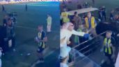 Jugador de Al-Ittihad le avienta agua a un aficionado y este le mete unos latigazos | VIDEO