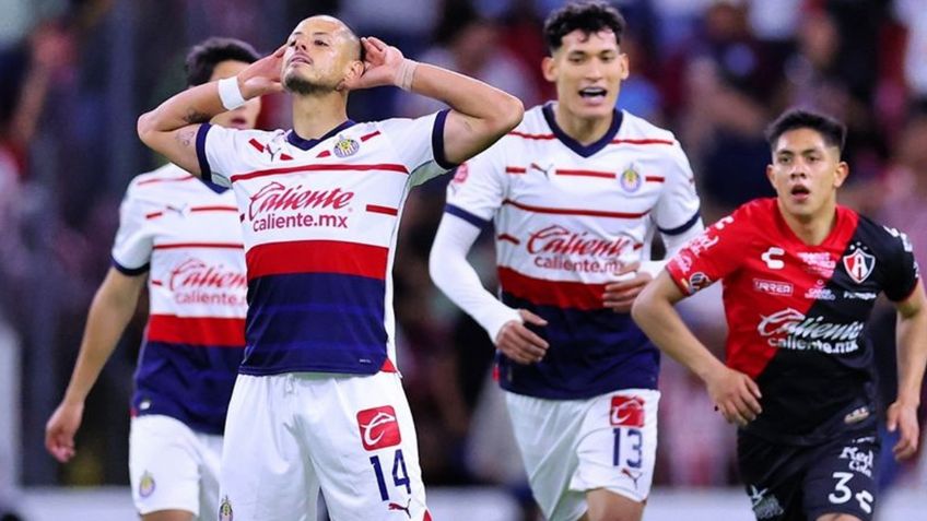 Chicharito le manda duro mensaje a periodista de TUDN que criticó su polémico gesto ante el Atlas