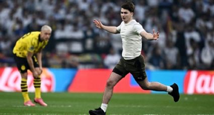 Aficionados invaden el campo en plena final de la Champions League | VIDEO