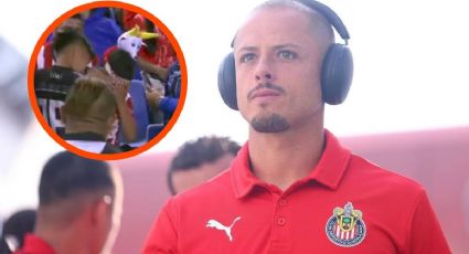 Chicharito Hernández hace llorar a un niño por increíble regalo en pleno partido de Chivas | VIDEO