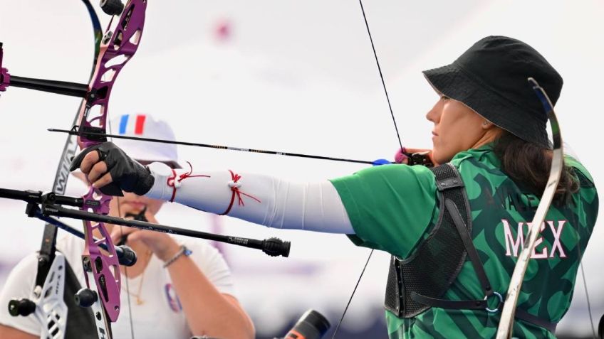 Alejandra Valencia rompe en llanto tras clasificarse a la siguiente ronda de tiro con arco