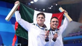 Foto que representa a Juan Celaya niega robo de los jueces para conseguir la medalla de oro junto a Osmar Olvera