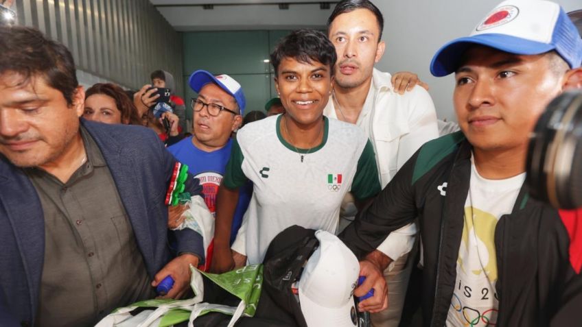 Prisca Awiti desata locura en su llegada a la CDMX tras ganar medalla de plata en París