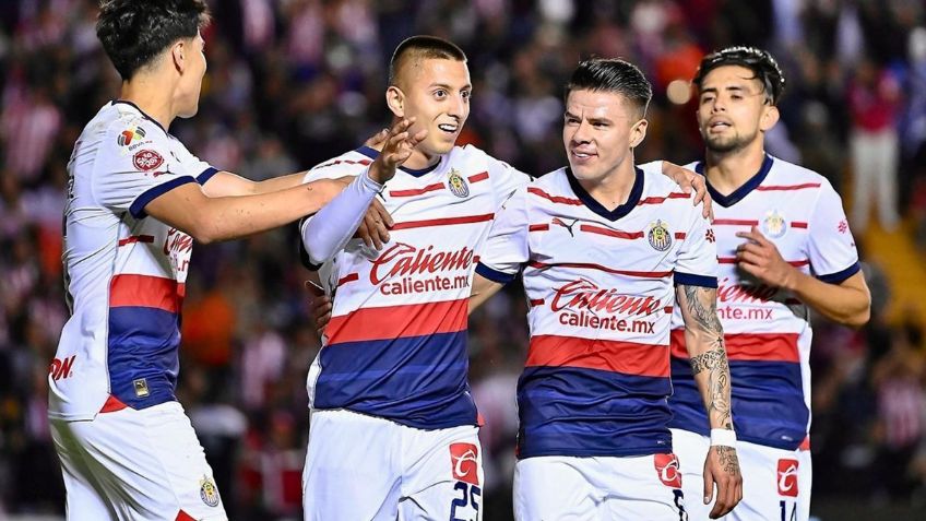 Revientan a jugador de Chivas por escribir en el celular mientras manejaba | VIDEO