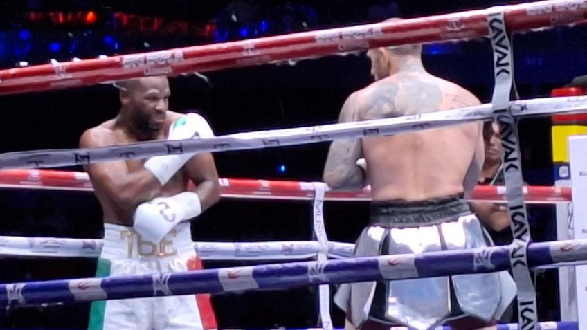 Floyd Mayweather Jr. sale abucheado de la Arena CDMX tras aburrida exhibición ante John Gotti III