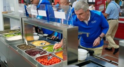 Estrella de la natación asegura que varios deportistas en París encontraron gusanos en su comida