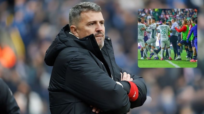 Así fue la patada de Óscar García Junyent al árbitro en pleno Chivas vs León | VIDEO