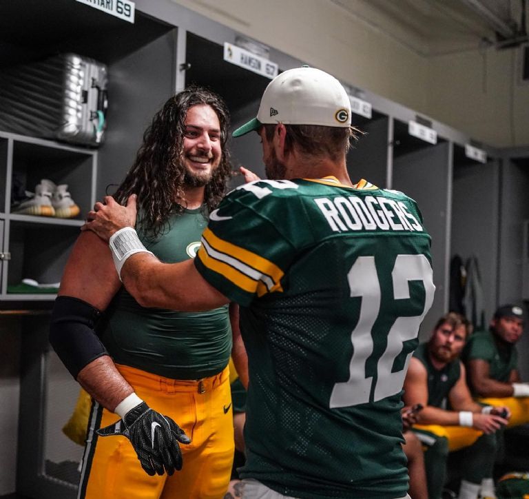 Aaron Rodgers junto a David Bakhtiari