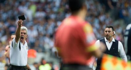 ¿Por qué Tuca Ferretti le mostró la cartera a un árbitro? Esta es la insólita explicación
