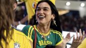 Foto ilustrativa de la nota titulada: Dua Lipa extiende su tour futbolero en Sudamérica; asistió al Maracaná en Brasil | VIDEO