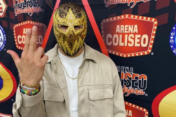 Foto de: "Son sueños", Máscara Dorada celebra sus luchas ante Austin Aries, Bandido, Okada y Takeshita