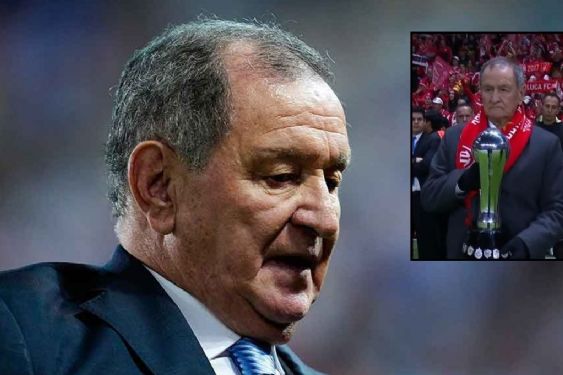 Foto de: Ojitos Meza reaparece en la Final Toluca vs Tigres; así entregó el trofeo de la Liga MX | VIDEO