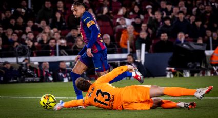 Barcelona acaba con Atlético, pese a penal fallado de Lewandowski, y sigue líder en LaLiga