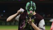 Foto ilustrativa de la nota titulada: ¡Con la Yesca! Mr. Iguana cumple sueño y lanza la primera bola con Tomateros de Culiacán | FOTOS