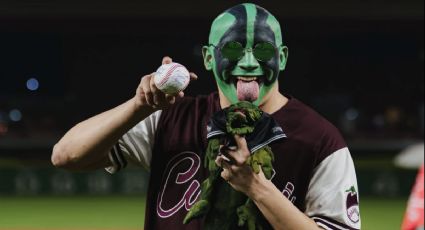 ¡Con la Yesca! Mr. Iguana cumple sueño y lanza la primera bola con Tomateros de Culiacán | FOTOS