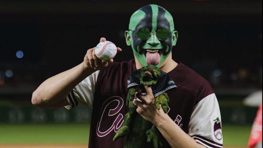 ¡Con la Yesca! Mr. Iguana cumple sueño y lanza la primera bola con Tomateros de Culiacán | FOTOS