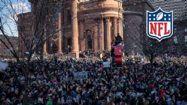 Foto que representa a Hieren a 2 mujeres cerca del festejo de los Philadelphia Eagles tras ganar el Super Bowl 2025