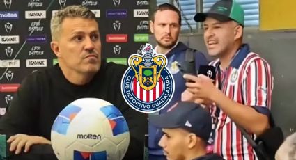 Fanático de Chivas se mete a conferencia de prensa y le pide a Óscar García su renuncia