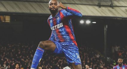 ¡Escalofriante! Jean Philippe-Mateta recibe brutal patada en la cara; fue ingresado al hospital