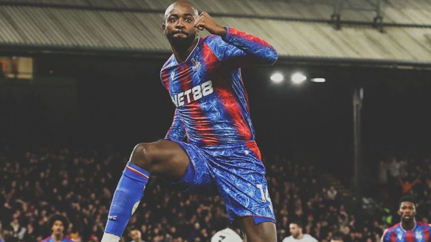 ¡Escalofriante! Jean Philippe-Mateta recibe brutal patada en la cara; fue ingresado al hospital