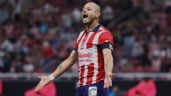 Foto ilustrativa de la nota titulada: Chicharito besa el escudo de Chivas, tras vencer al América, y genera debate en redes