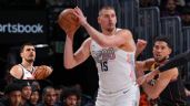 Foto ilustrativa de la nota titulada: Nikola Jokic logra hazaña inédita en la NBA 2025 durante el Nuggets vs Suns